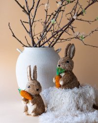 Påskdekoration kanin med morot i gräs från A lot decoration