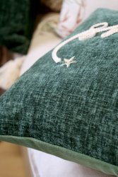 Kuddfodral Holidays grön med tofsar i hörnen 50x35 cm Chic Antique