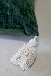 Kuddfodral Holidays grön med tofsar i hörnen 50x35 cm Chic Antique