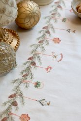 Julduk Aix vit med grön girlang Chic Antique
