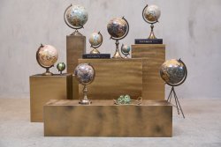 Stor ljusblå jordglob med metallfot Speedtsberg