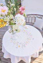 Rund vit duk med broderad blommor diameter 150 cm Speedtsberg