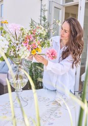 Rund vit duk med broderad blommor diameter 150 cm Speedtsberg