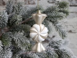 Julgransdekoration beige vit hängande karamell från Chic Antique