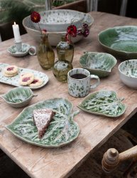 Lövformat fat Manda i grönmelerat porslin från Wikholm Form