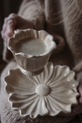 Fat Blomstra blomblad i keramik vit, sand, cloud från Majas Cottage