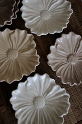 Fat Blomstra blomblad i keramik vit, sand, cloud från Majas Cottage