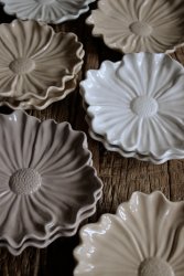 Fat Blomstra blomblad i keramik vit, sand, cloud från Majas Cottage