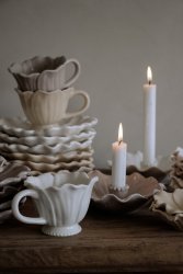 Fat Blomstra blomblad i keramik vit, sand, cloud från Majas Cottage