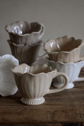 Mugg Blomstra vit, cloud, sand keramik blomblad från Majas Cottage