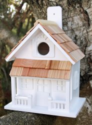 Fågelholk vitt litet hus med veranda