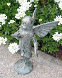Fe iron fairy i grönpatinerad gjutjärn trädgårdsdekoration