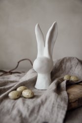 påskdekoration bunny  kanin i vit keramik Majas Cottage