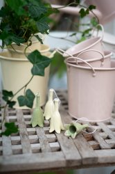 Hängande blomma i gul porslin påskdekoration Wikholm Form