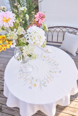 Rund vit duk med broderad blommor diameter 150 cm Speedtsberg