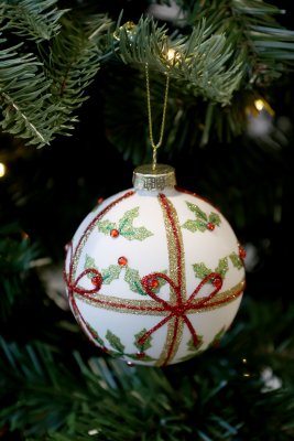 Julgranskula vit glas med rosett från Chic Antique