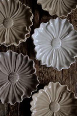 Fat Blomstra blomblad i keramik vit, sand, cloud från Majas Cottage